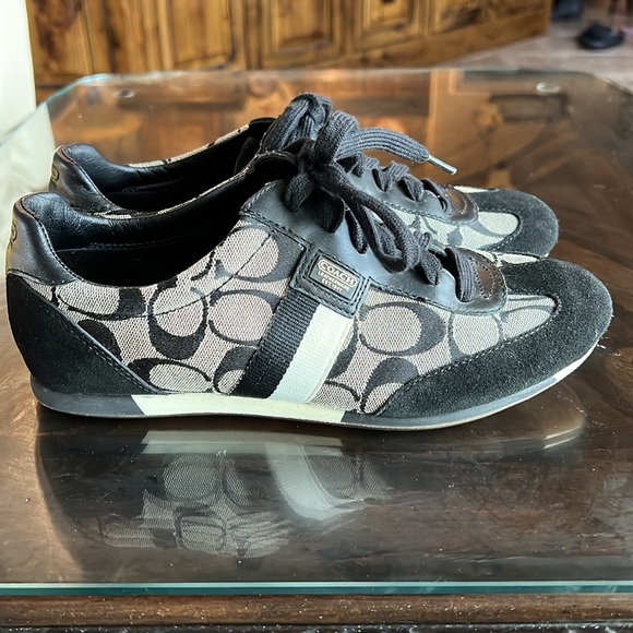 Coach size 8 ladies signature design sneakers. Worn only inside to try on. - Picture 3 of 4